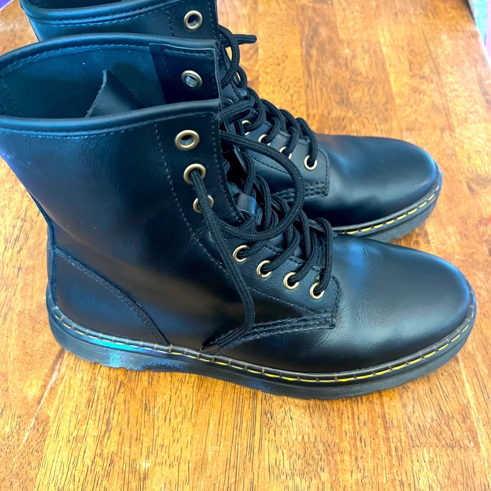 Dr. Marten 1460 boots size 8 in like new condition